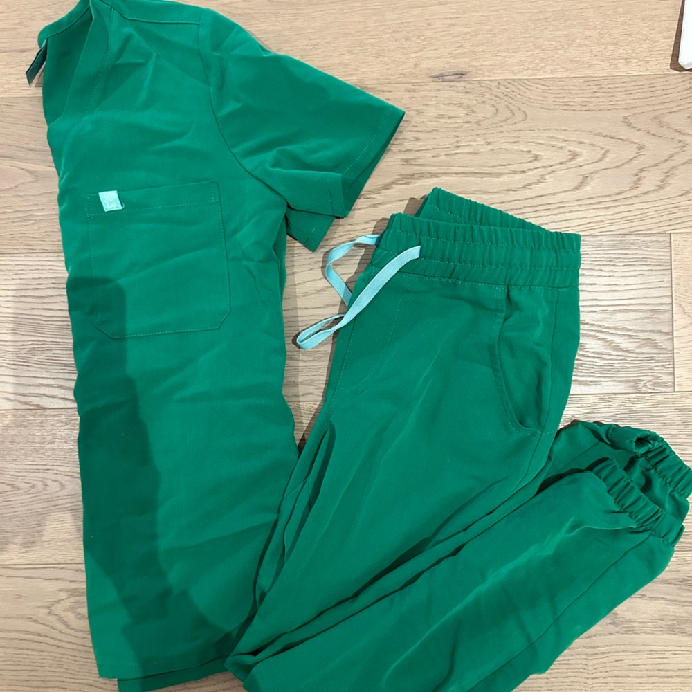SOLD XXS/XS Garde Malade Scrubs
